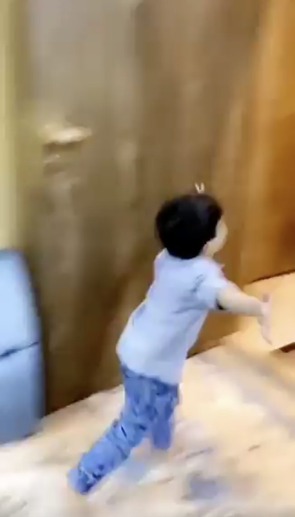 影片中可見,一見護士爸爸Nasser Ali Al Shahrani踏入家門,其兒子就興奮地高舉雙臂,衝向爸爸討抱,惟剛下班回家的護士爸爸卻說:「不,不!」,並向後退了幾步,生怕身上有病毒,會傳染給兒子。