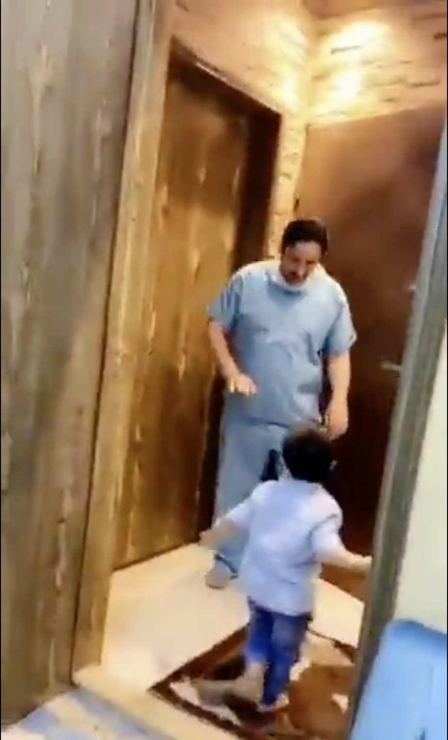 影片中可見,一見護士爸爸Nasser Ali Al Shahrani踏入家門,其兒子就興奮地高舉雙臂,衝向爸爸討抱,惟剛下班回家的護士爸爸卻說:「不,不!」,並向後退了幾步,生怕身上有病毒,會傳染給兒子。