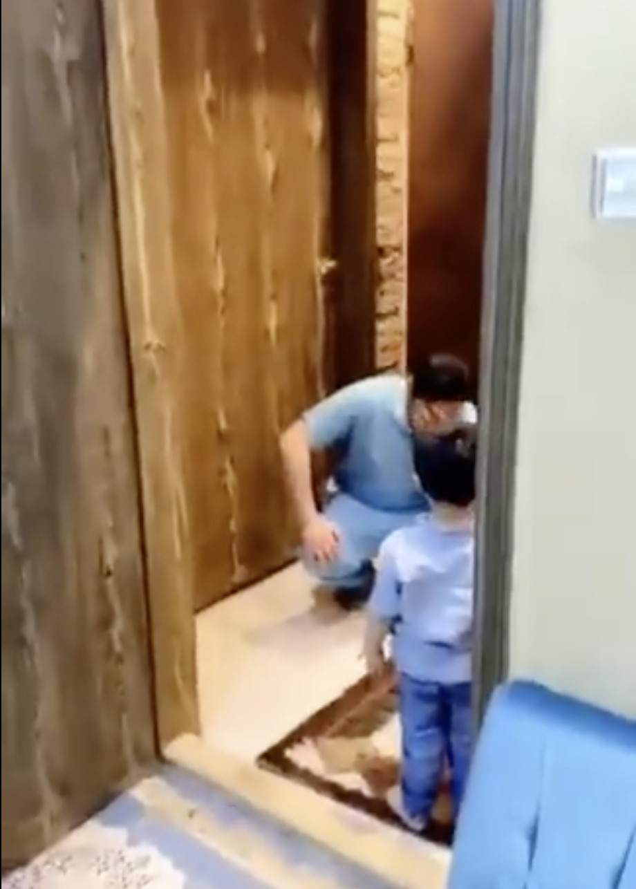 影片中可見,一見護士爸爸Nasser Ali Al Shahrani踏入家門,其兒子就興奮地高舉雙臂,衝向爸爸討抱,惟剛下班回家的護士爸爸卻說:「不,不!」,並向後退了幾步,生怕身上有病毒,會傳染給兒子。