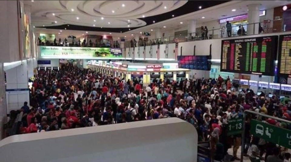 長途巴士車站裡也擠滿了準備回鄉的人潮,恐增加交叉感染的機會。