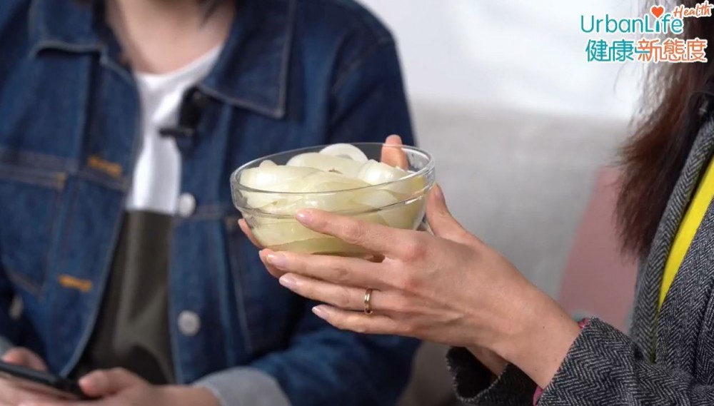 為洋蔥外皮的抗氧化能力其實比起洋蔥內層更高,故處理時不需撕走太多。