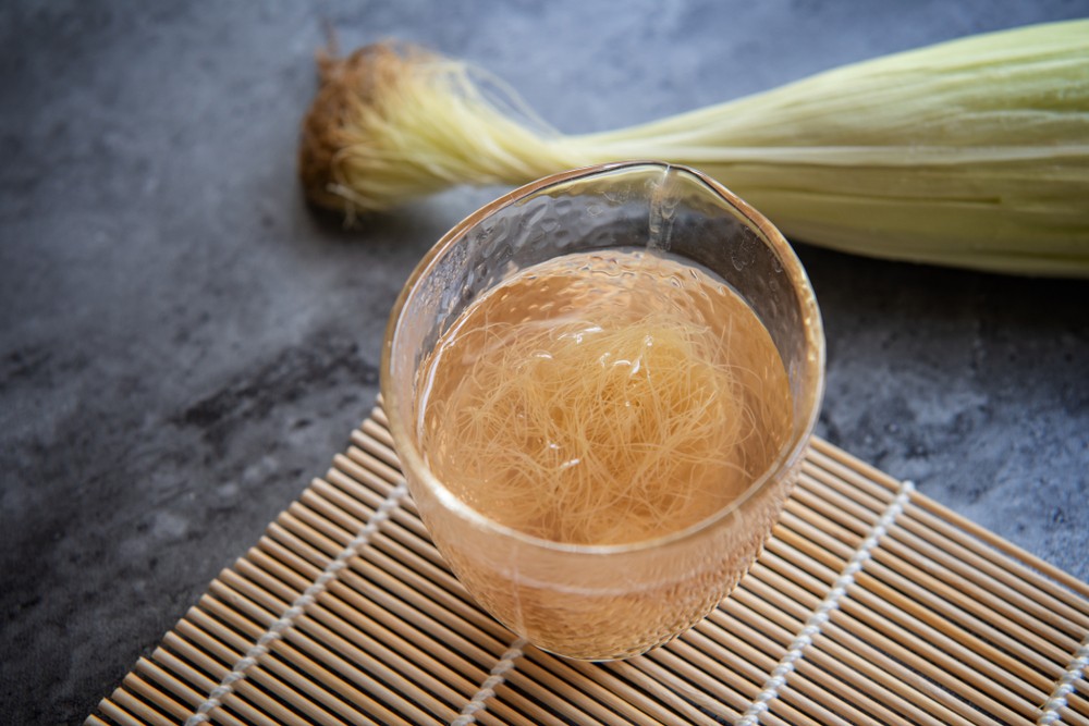 玉米鬚茶不可冷泡,務要熱煮,玉米鬚接觸外在環境機會高,或會有重金屬、灰塵等物質殘留,而在脫水保存過程,亦有機會會用到漂白劑,故購買時應要多加注意。