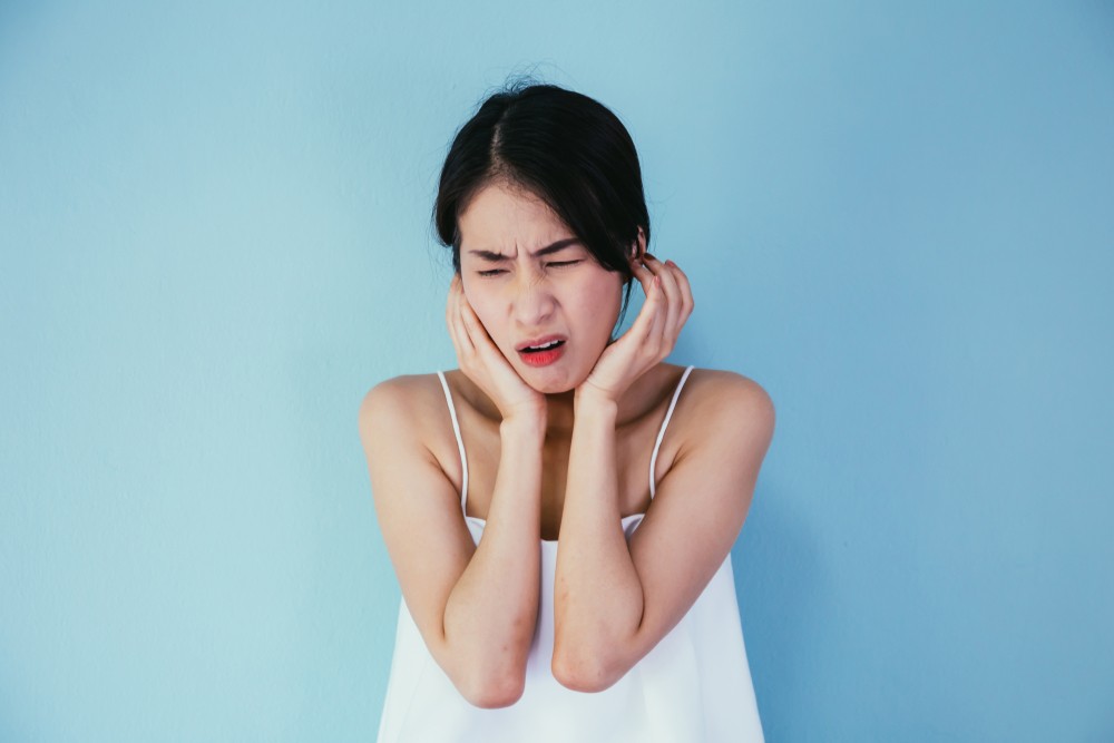 梅尼爾氏症(Meniere’s disease),俗稱耳水不平衡。患者不但會出現暈眩、耳嗚,不予處理,更有機會破壞聽覺神經系統,造成永久的聽力受損,故不容忽視。