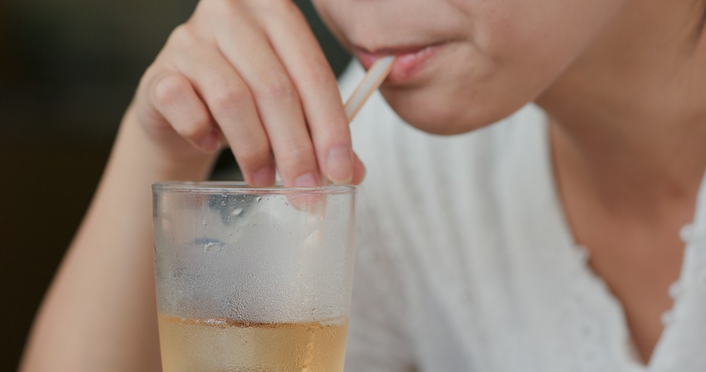愛喝冷飲是導致濕熱的原因之一。