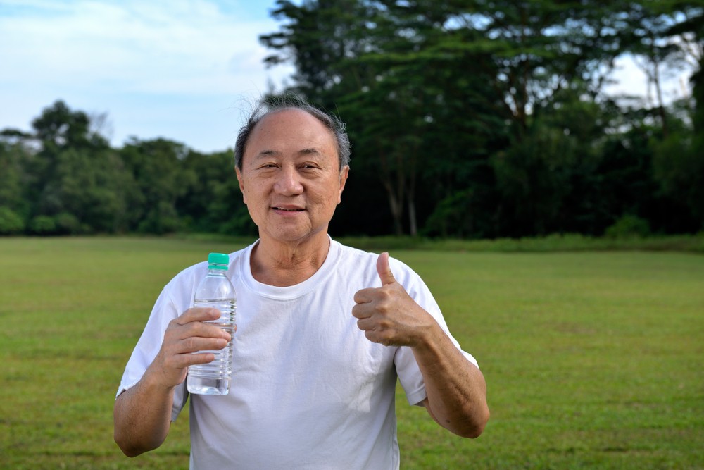 長者運動後記得要補充足夠的水分。