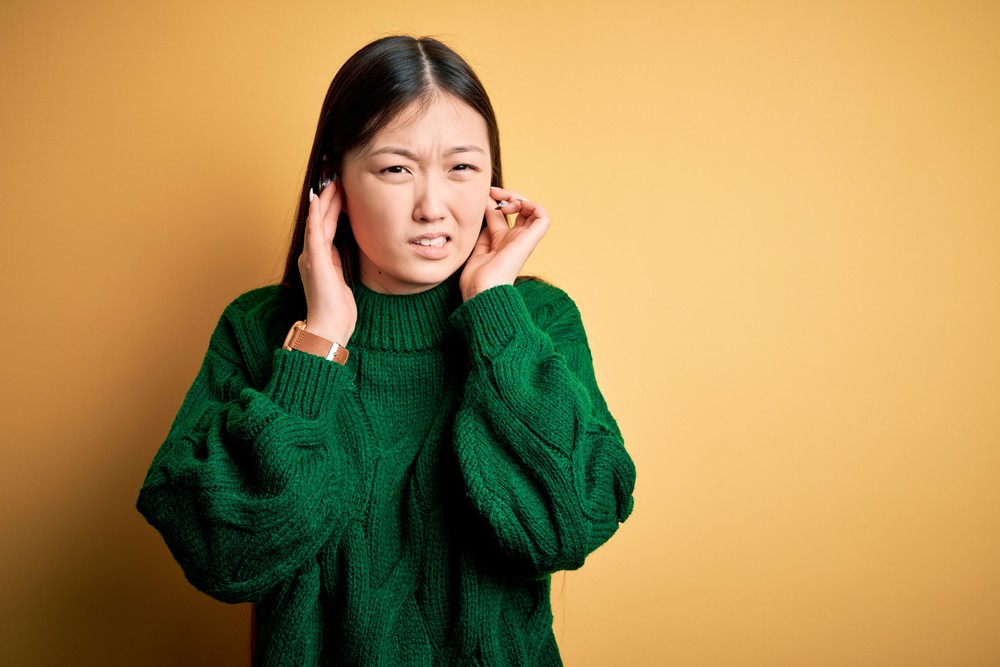 在「美尼爾氏症」的影響之下,內耳的內淋巴囊水腫會造成耳液不均,導致大腦誤會身體正在移動,故令患者感到「天旋地轉」。