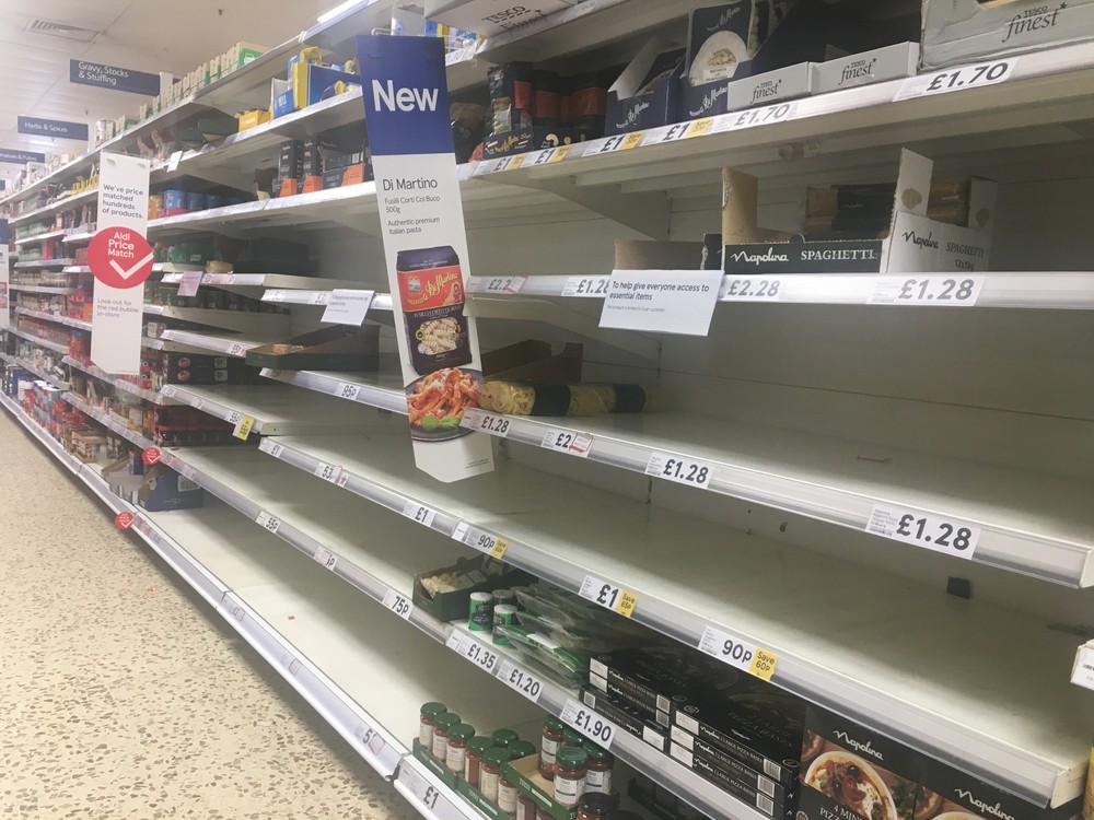 英國超市貨架上的日用品均被清空。