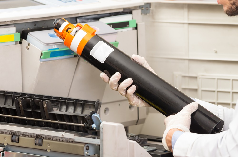 瑞德西韋的原理,就好像偷換影印機墨水牌子,利用偷換原理的方式讓「RNA複製鎂」用錯原料,干擾它複製病毒。