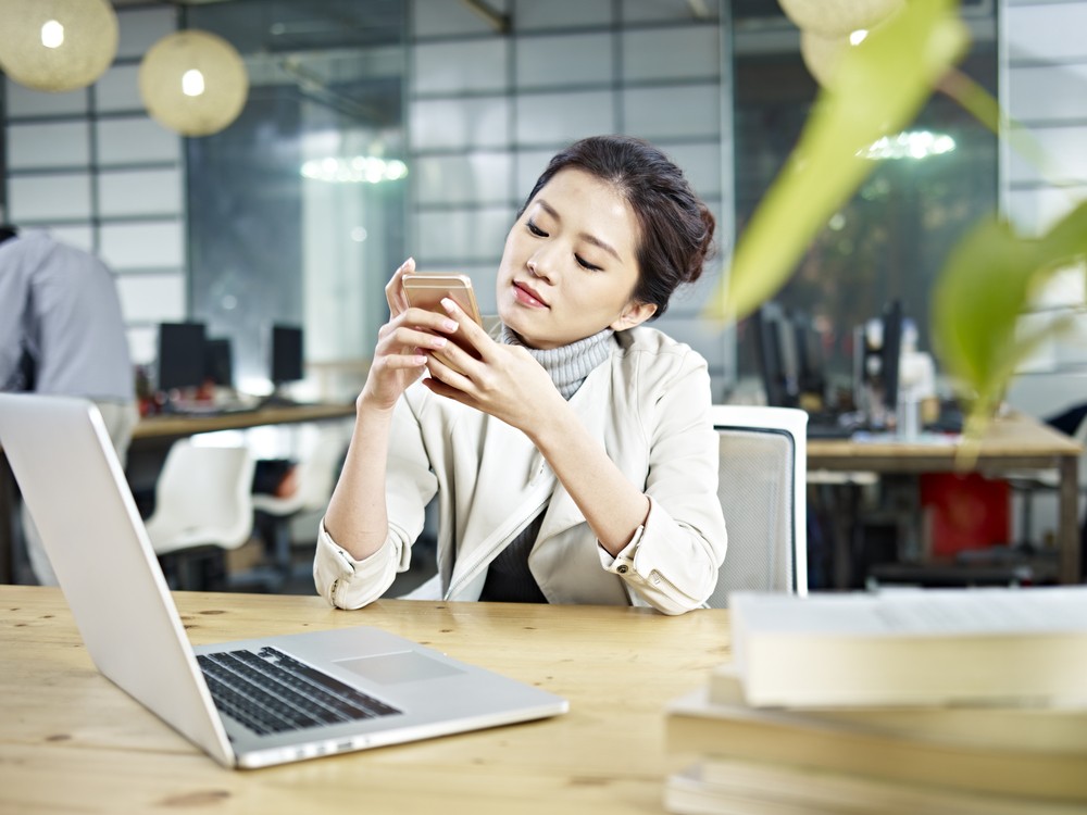 近日一項研究發現,長時間使用智能手機甚至會令頭痛加劇,出現「手機症後群」的徵狀。