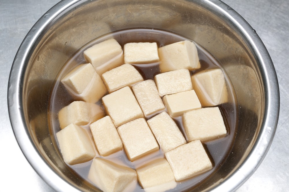 準備豆腐食材時,務必使用乾淨器皿或用具處理食材,以減少豆腐受潛在污染物污染,包括刀、砧板、盛載器皿等。