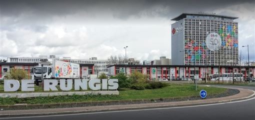 法國政府徵用號稱「世界最大食品批發市場」的翰吉斯國際食品批發市場的巨大冷藏庫存放新型肺炎死者的遺體。