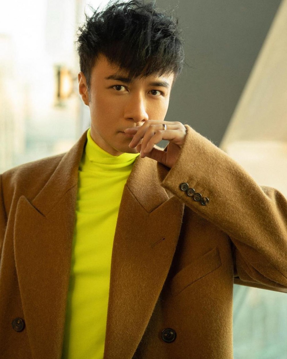 香港藝人古巨基在主持《我是歌手》第四期自爆有「手汗症」。