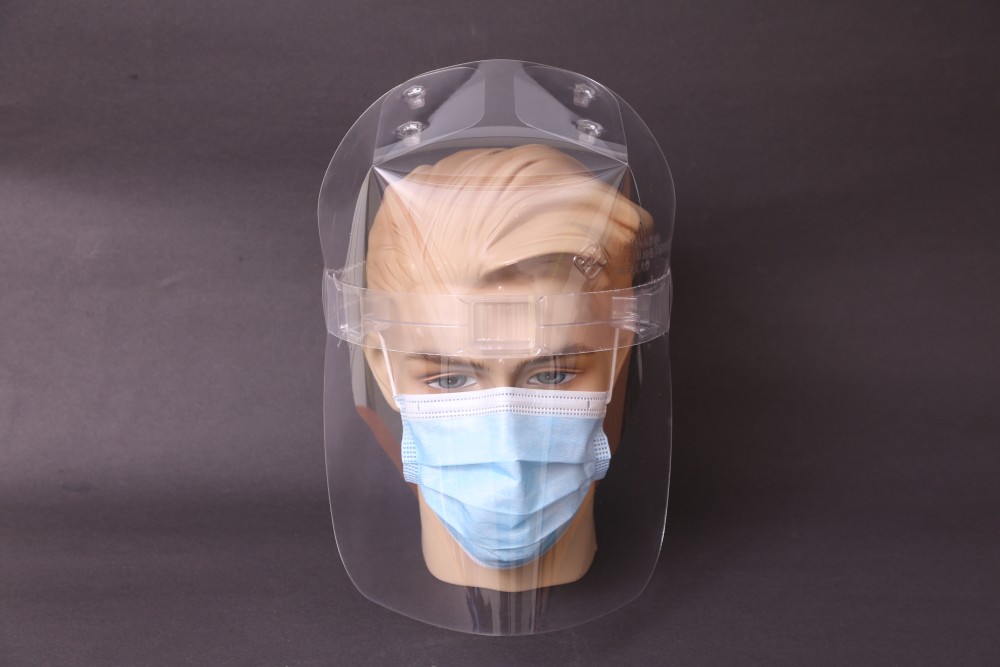 新設計的可清洗重用面罩包括「全民通用版」以及「加強版」，兩款面罩均採用PET環保塑料，以真空吸塑方式製造，設計較上一款更輕型。