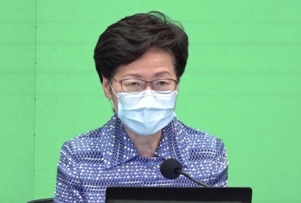 行政長官林鄭月娥宣布,自己與其他司局長及特首辦主任將減薪一成。