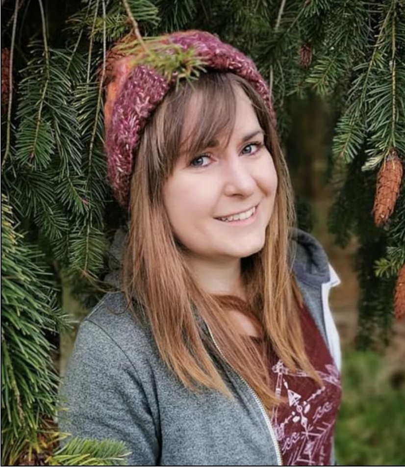 新型肺炎疫情持續。一名英國護士於社交平台分享一張她當值了13小時後除下防護裝備的照片,相片中可見她神色疲倦,整張臉都充滿了紅紅的勒痕。她在帖文中表示,希望人們可以記住她這張臉,遵守防疫措施,留家抗疫。