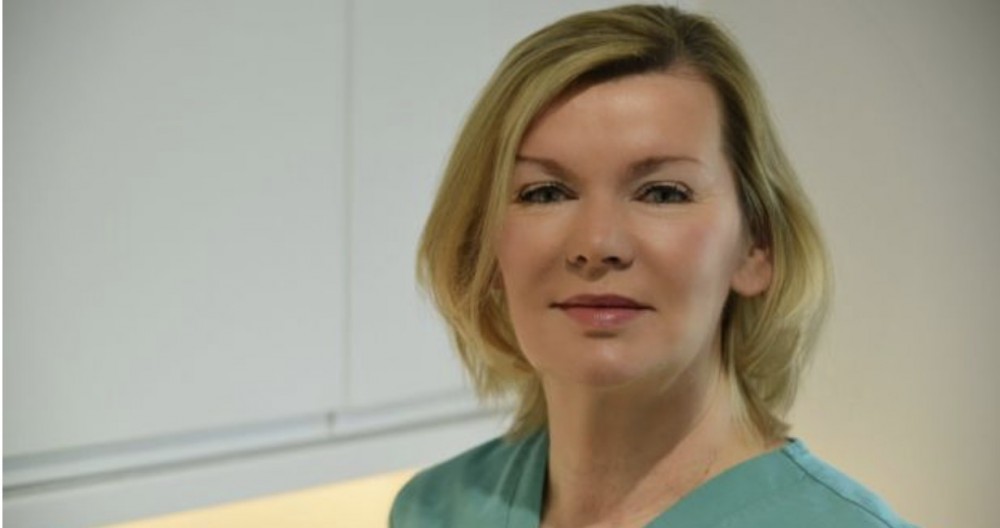 新型肺炎疫情持續，各地醫療系統人手緊拙。一名英國醫生不理家人反對，關閉了自己經營的診所，事隔7年重返以往工作的醫院，盼為抗疫出一分力。