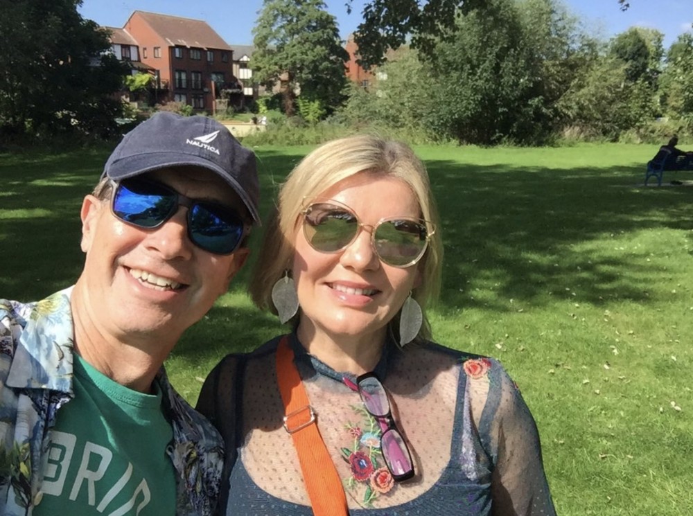 新型肺炎疫情持續，各地醫療系統人手緊拙。一名英國醫生不理家人反對，關閉了自己經營的診所，事隔7年重返以往工作的醫院，盼為抗疫出一分力。