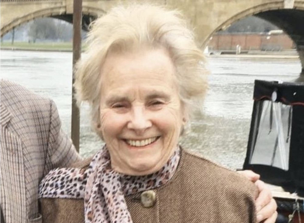 新型肺炎疫情持續。英國一名84歲女士,擔任了醫護助理40年,但仍不畏高齡堅持每周當值三次夜班,惟早前不幸染疫,於周日(19日)不治離世。