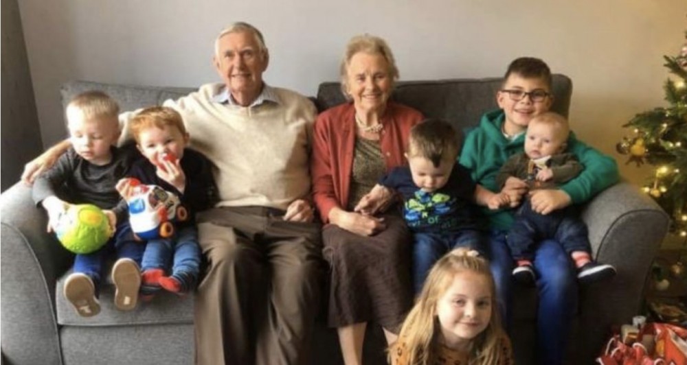 新型肺炎疫情持續。英國一名84歲女士,擔任了醫護助理40年,但仍不畏高齡堅持每周當值三次夜班,惟早前不幸染疫,於周日(19日)不治離世。