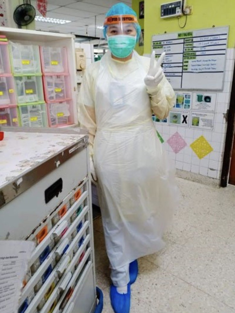 新型肺炎疫情持續,馬來西亞麻坡專科醫院早前有一位護士不幸染疫離世,有護士於社交平台發文悼念之餘,亦直言雖父母曾叫她辭職,但她認為這是其職責,自己須去執行,並呼籲大眾要留家抗疫,「健康比什麼都来得重要」。