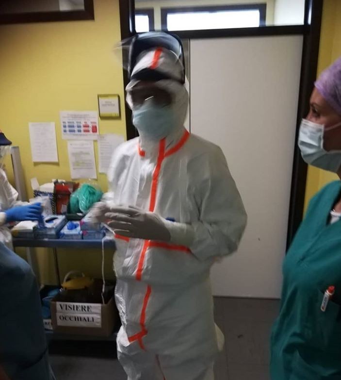 曾任護士的意大利阿索洛市市長Mauro Migliorini近日重操故業,返回前線與醫護共同抗疫。