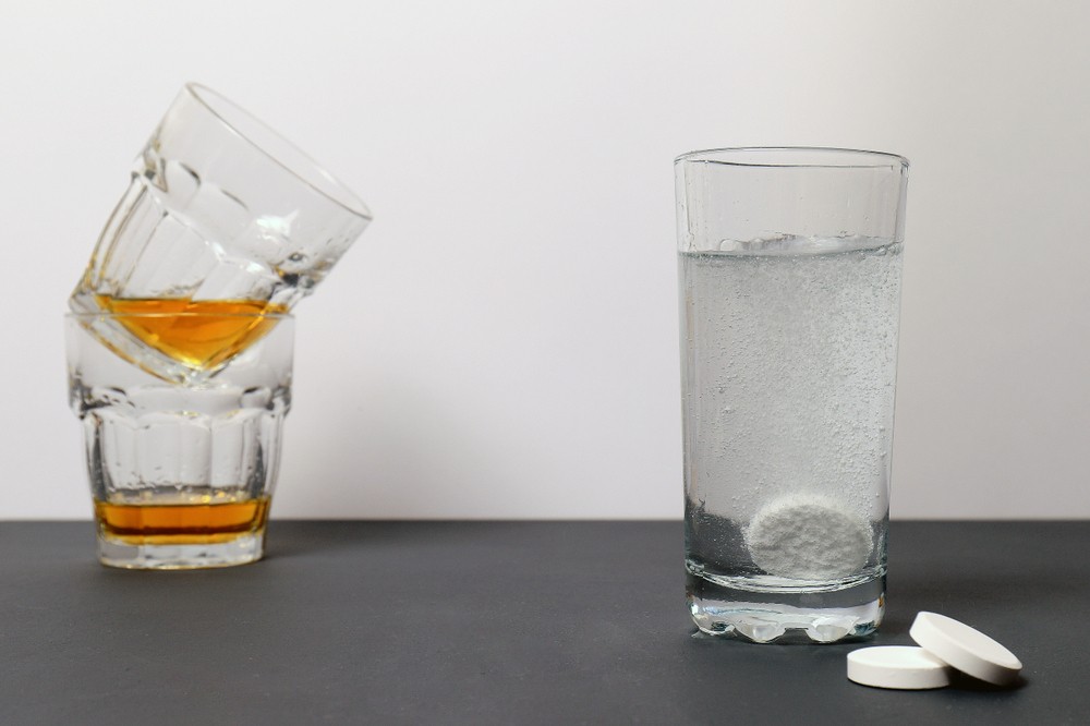 相信不少人都試過喝到酩酊大醉後,翌日就會覺得頭暈、頭痛、甚至作嘔,需要靠宿醉藥來紓緩情況。