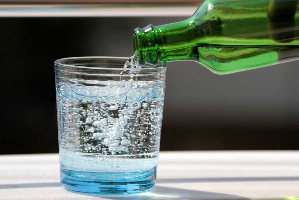 你喜歡飲碳酸飲品嗎?原味的氣泡水不含卡路里,有時覺得「口寡寡」,不妨嘗試飲用!不過,原來市面上的的氣泡水,有部分會添加糖、調味劑等,長期飲用有機會傷牙。今之請來註冊營養師陳睿婷為大家講解。