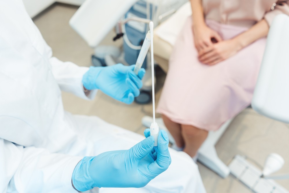 研究人員通過陰道拭子測試(Vaginal swab test)發現,那些年齡50歲以下的卵巢癌患者和攜帶BRCA1基因的女性陰道中,乳酸菌的數量,比起普通女性要低得多。
