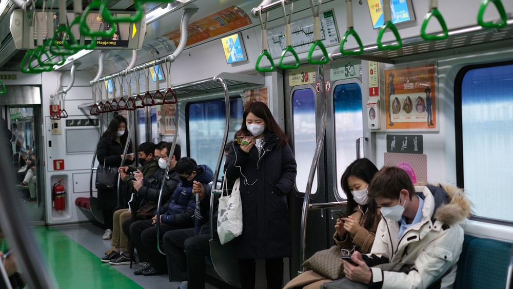 新型肺炎疫情侵襲全球，近日南韓有91名康復者出現「復陽」情況，再次於病毒檢測中呈陽性反應，懷疑是體內病毒再次「復活」。