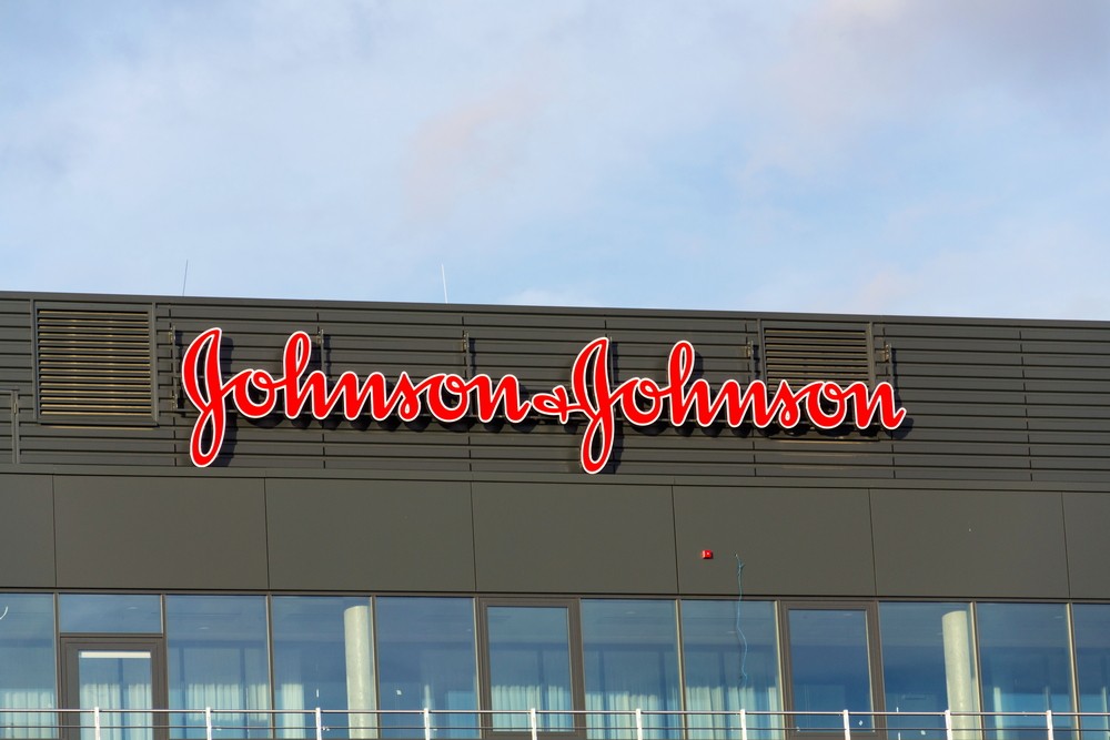 美國醫廠強生集團(Johnson & Johnson)也因一名受試者出現「未能解釋疾病」(Unexplained illness),宣布暫停新冠疫苗的第3階段試驗。