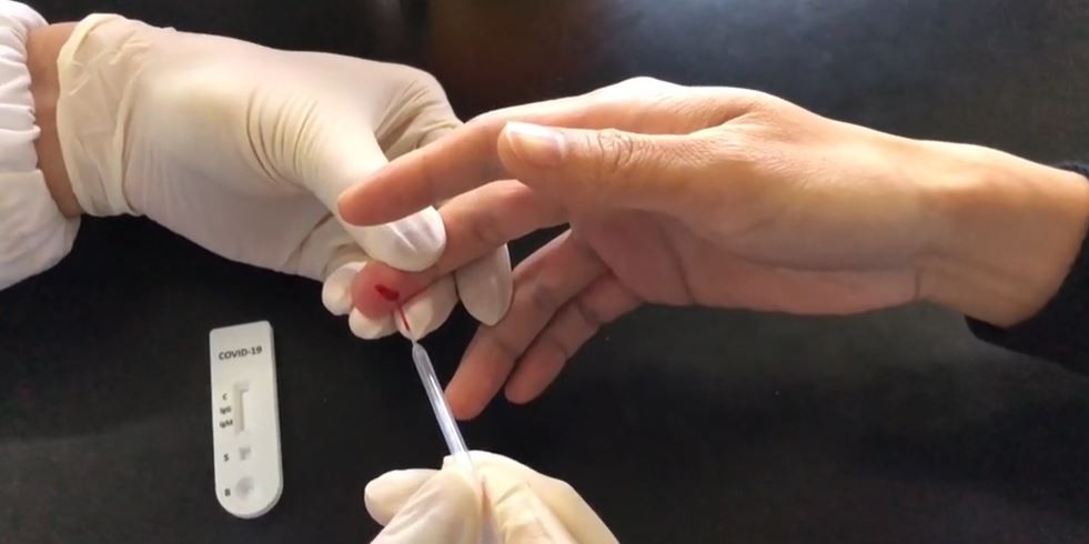 史丹福大學今次所用的血液檢測由製造商Premier Biotech Inc提供,血液檢測則只需採集指尖血液,就能夠測試IgM及IgG(兩種免疫蛋白)抗體。