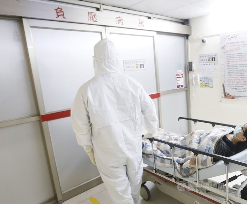 台灣52歲的婦女確診新型肺炎,病情急轉直下,需要轉到深切治療隔離病房。