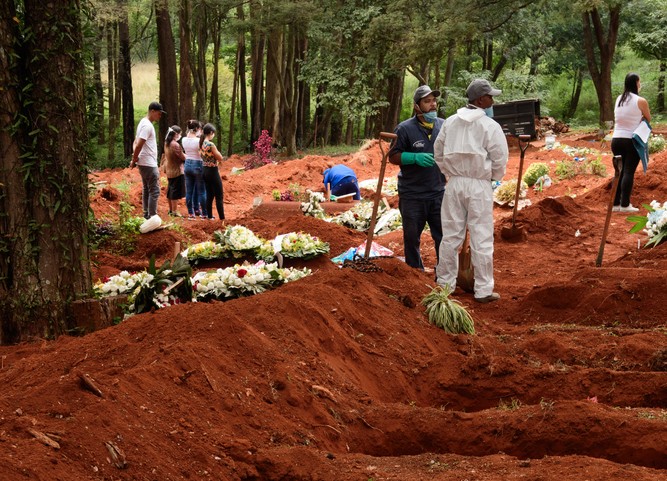 新型肺炎疫情全球蔓延。截至5月4日，巴西確診人數逾9.7萬，逾7051人染疫離世。巴西最大城市聖保羅市（Sao Paulo）的公墓正挖掘逾1.3萬個墓穴，每5分鐘就有1具遺體被下葬。