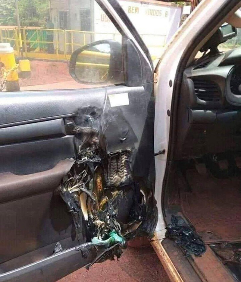 事件汽車的車內溫度達到35°C的高溫,免水洗手液突然著火,司機座位的側門遭到嚴重燒毀。
