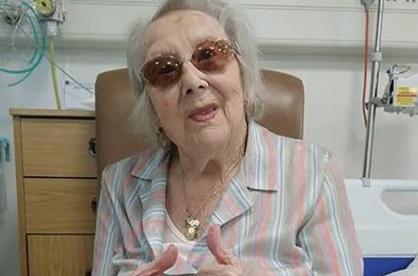 新型肺炎全球蔓延。英國一名年屆100歲的老婦Rose Heeley,生於1999年,曾經歷過第二次世界大戰、患過不少疾病如心臟病、麻疹,但都通通戰勝了。惟近日染疫入院,幸終亦康復出院,令人鼓舞。