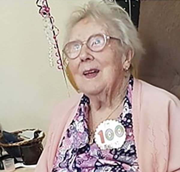 新型肺炎全球蔓延。英國一名年屆100歲的老婦Rose Heeley,生於1999年,曾經歷過第二次世界大戰、患過不少疾病如心臟病、麻疹,但都通通戰勝了。惟近日染疫入院,幸終亦康復出院,令人鼓舞。