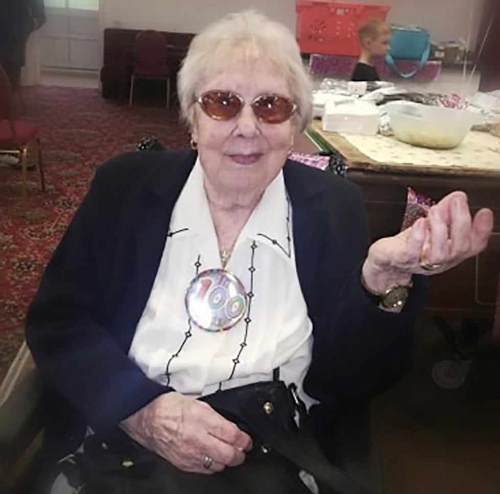 新型肺炎全球蔓延。英國一名年屆100歲的老婦Rose Heeley,生於1999年,曾經歷過第二次世界大戰、患過不少疾病如心臟病、麻疹,但都通通戰勝了。惟近日染疫入院,幸終亦康復出院,令人鼓舞。