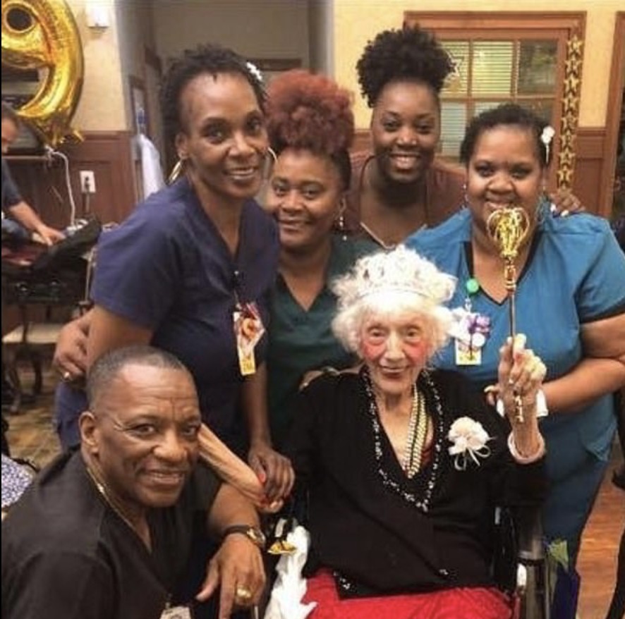 新型肺炎疫情持續。美國有一名年屆101歲的婆婆以往曾經歷過癌症、流產、敗血病，但她都一一克服了，而早前亦打敗了新型肺炎，成功康復，令人鼓舞。