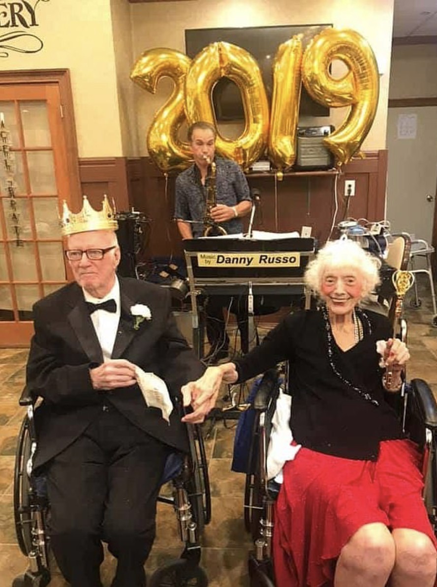 新型肺炎疫情持續。美國有一名年屆101歲的婆婆以往曾經歷過癌症、流產、敗血病，但她都一一克服了，而早前亦打敗了新型肺炎，成功康復，令人鼓舞。