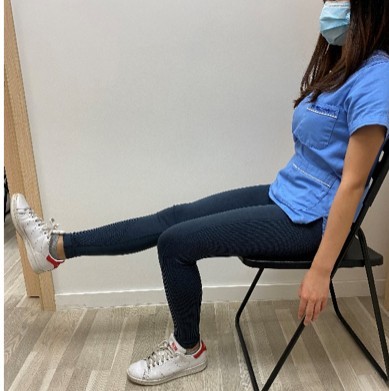 伸直腿動作,有助加強股四頭肌力量。