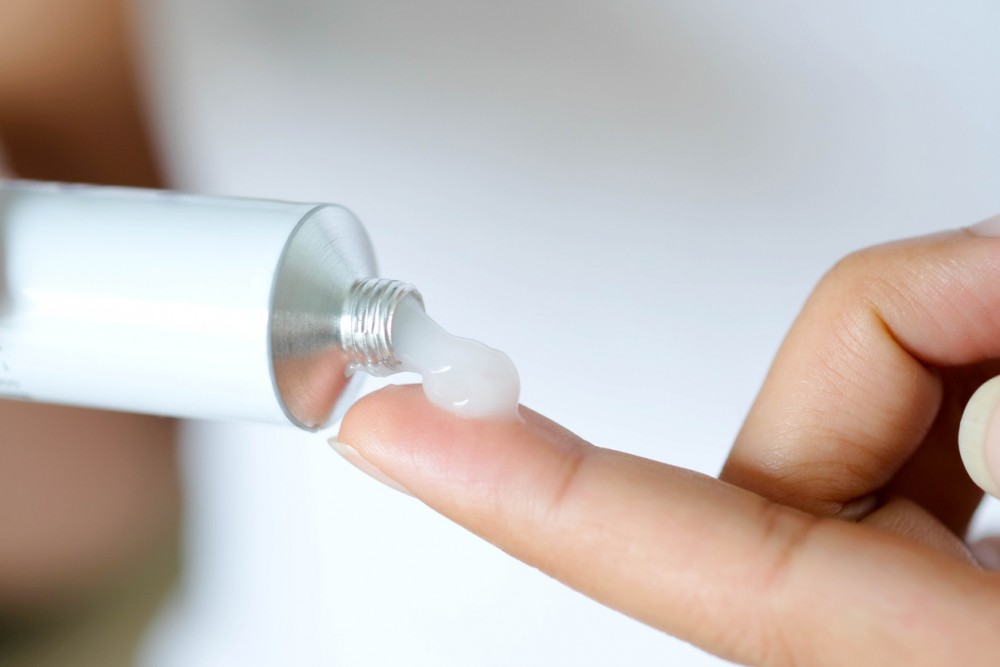 類固醇藥膏會使皮膚變薄、變紅、長痘痘。