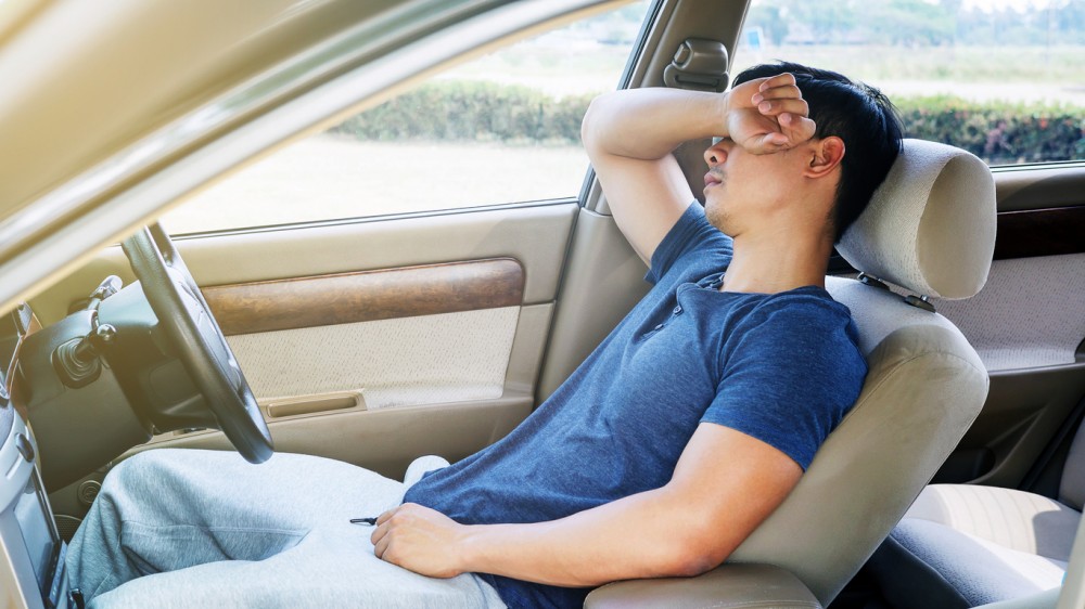 在車上開冷氣睡覺,會很容易引發一氧化碳中毒。