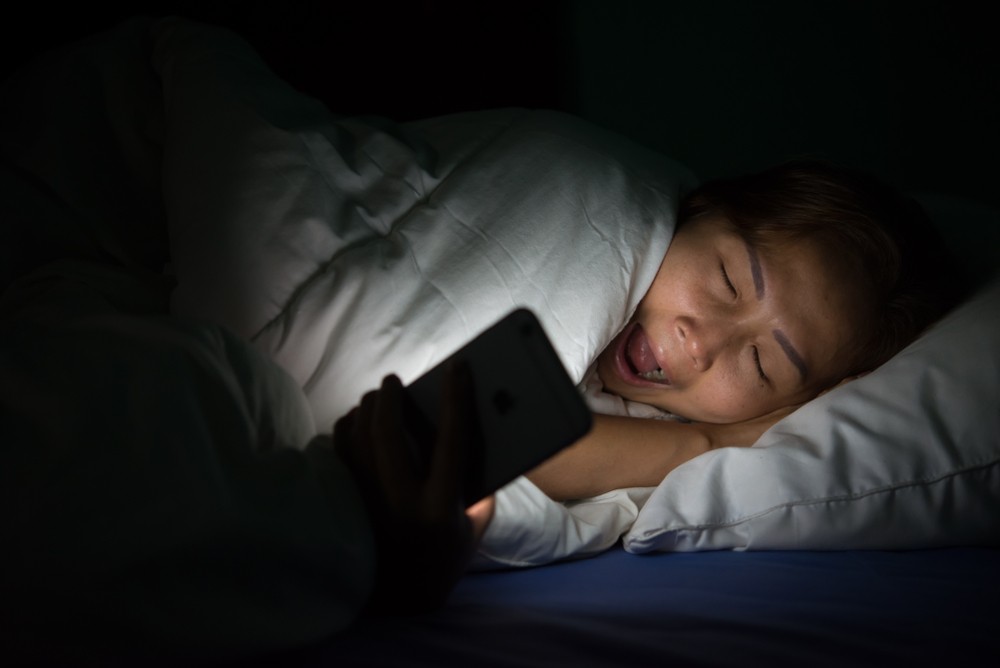 半夜醒來，不要檢查手機，手機上的藍光會激活眼中的光敏細胞，反而更難以入睡。