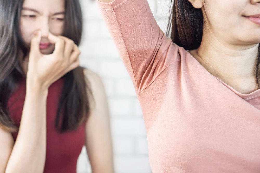 當頂漿腺分泌的汗液被腋窩皮膚表面的細菌分解後,就會產生難聞的氣味,即所謂的狐臭。
