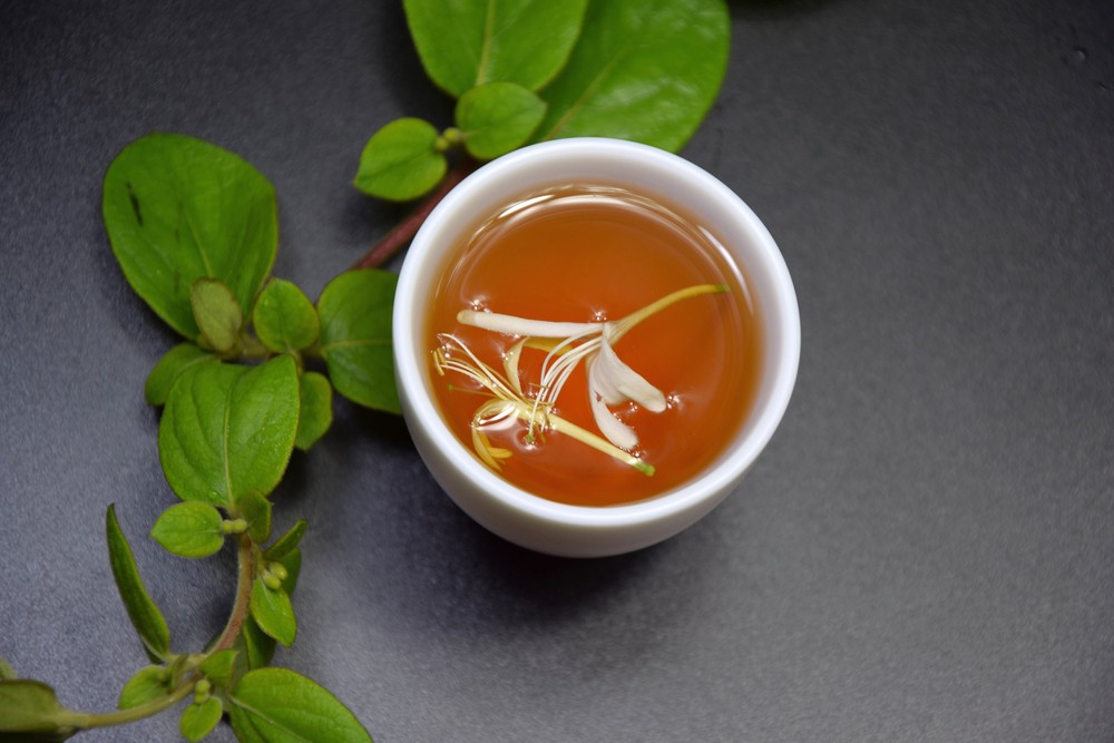 金銀花甘草茶 材料有金銀花10克,甘草3片,以水煎煮至水滾即可待涼飲用。有清火解毒、消暑抗炎之功效。