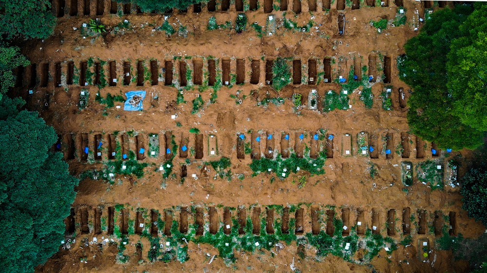 新型肺炎疫情全球蔓延。截至5月4日，巴西確診人數逾9.7萬，逾7051人染疫離世。巴西最大城市聖保羅市（Sao Paulo）的公墓正挖掘逾1.3萬個墓穴，每5分鐘就有1具遺體被下葬。