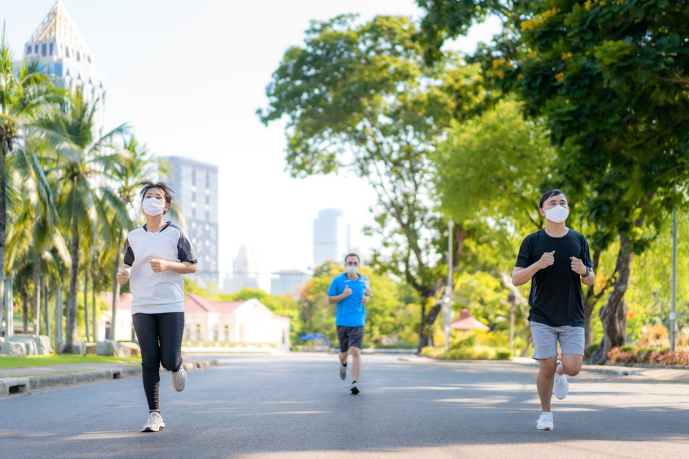 建議戴口罩時不要進行劇烈運動,若真的要進行運動可做一些簡單的居家運動。