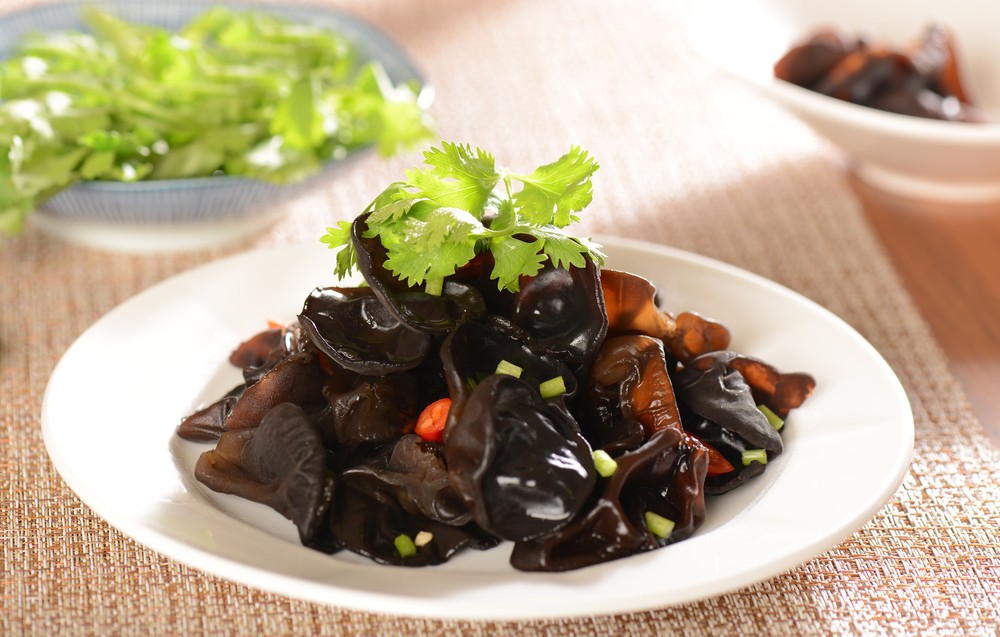 食安中心提醒,如需過夜浸泡黑木耳,應放入雪櫃內。