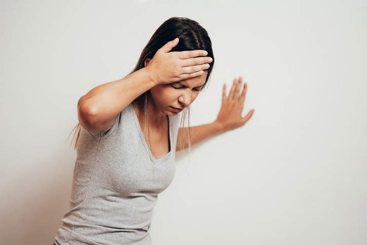 突然頭暈、視線模糊、腿部腫脹疼痛均是血栓的徵狀之一。
