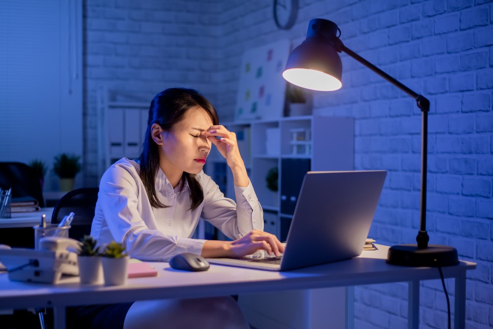 在昏暗的燈光下四處走動是一個挑戰、夜間開車越來越難了嗎?這有機會是夜盲症警號。